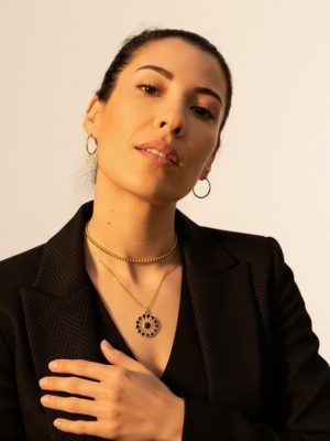 Dame professionnelle illustrant l'expertise personnalisée de l'Institut de beauté à Alfortville, France.